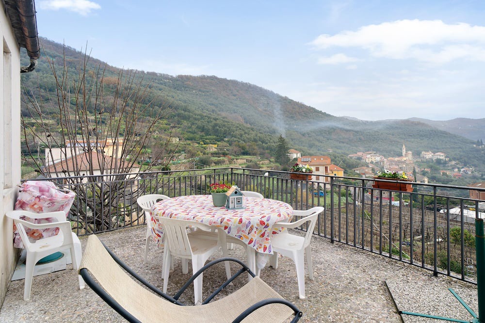 Villa Viani Apartment | Apartment 'Divino' with Mountain View, Private Terrace and Wi-Fi