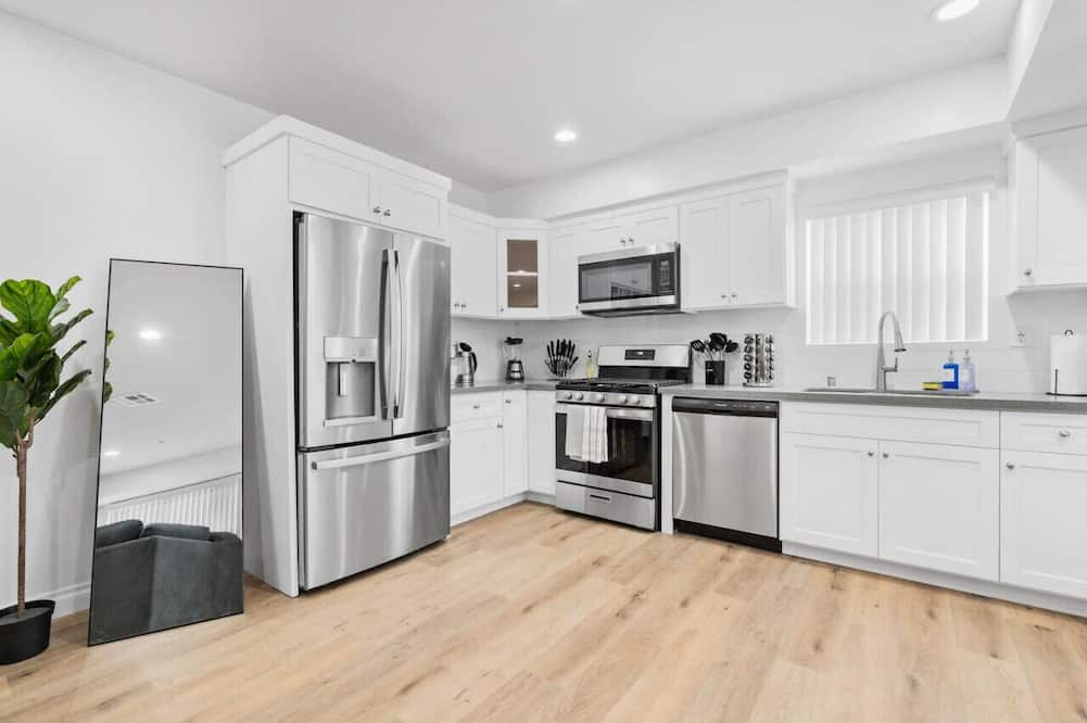 Compton House | Stylish New home Near DTLA, Disneyland, SOFI