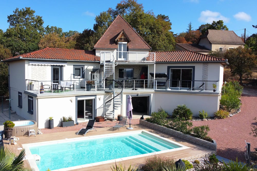 Cajarc Villa | La Tourelle du Lot, a modern luxury villa located in Cajarc near the Lot