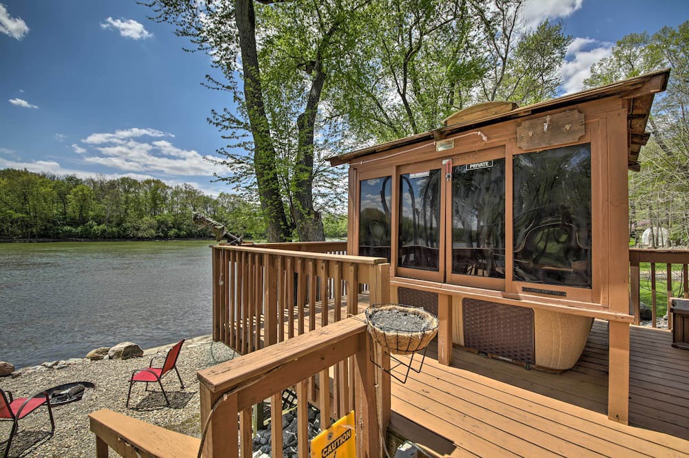 Logansport Cabin | Riverfront ‘Shiitake Cabin’ w/ Private Hot Tub!