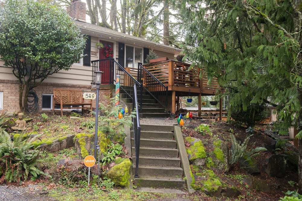 Edmonds House | Charming and Spacious PNW Escape