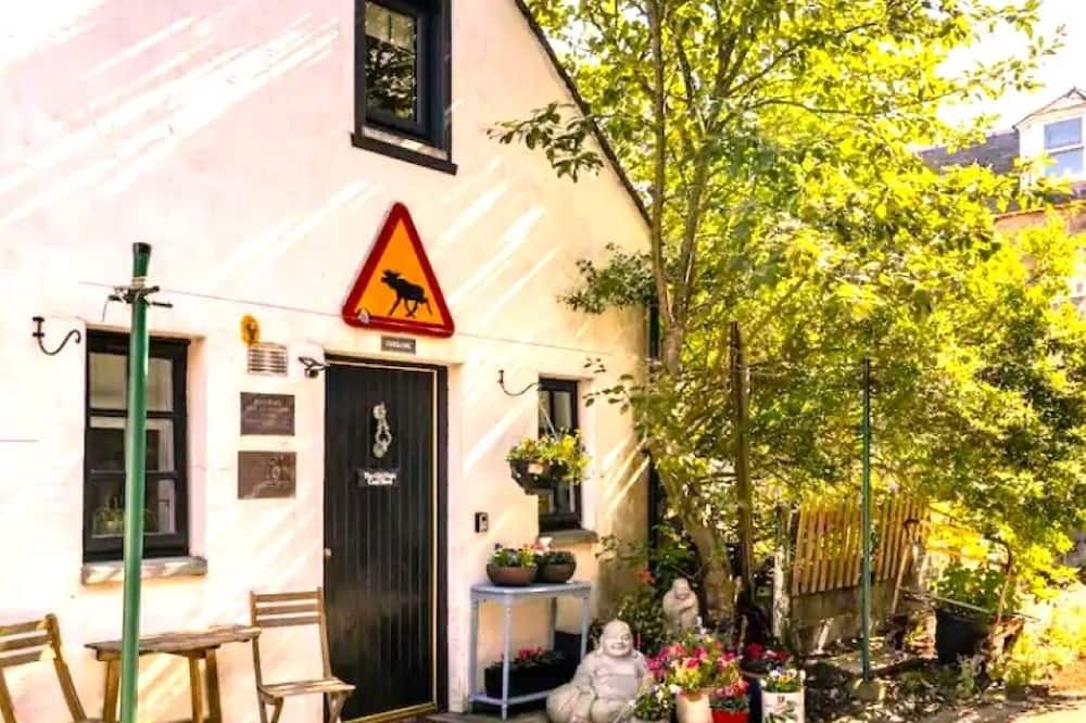 Central Aberdeen Cottage | Unique Converted Coal Shed in Historic Fittie