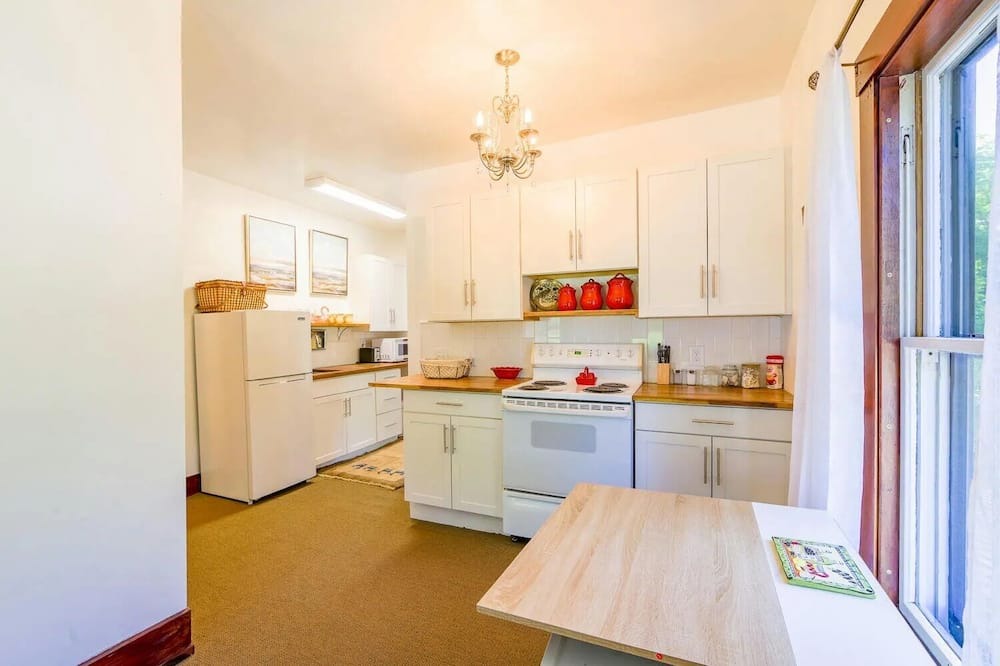 Friendship Apartment | Beautiful restored sunny Historic home in a quintessential Maine fishing village
