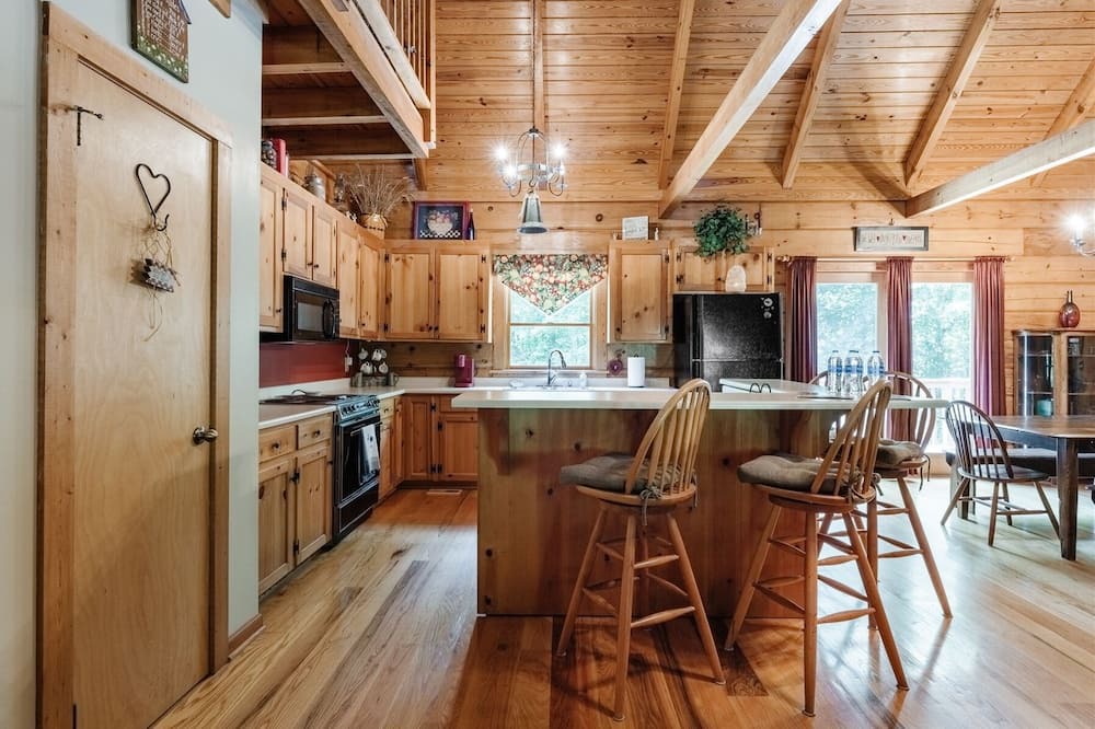 Greenville - Spartanburg Cabin | Neely Cabin Near DT Greenville | 3 Bed, 2 Bath