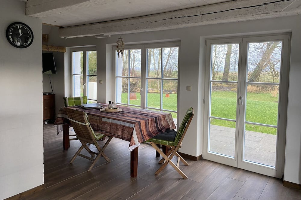 Oberndorf House | Reetdachkate am Deich auf Großem Grundstück