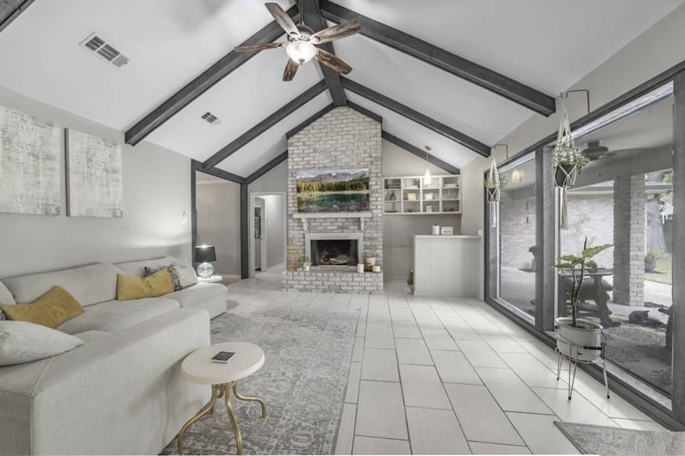 Broadmoor House | Large modern cozy spacious home great Location 2min from interstate Private yard