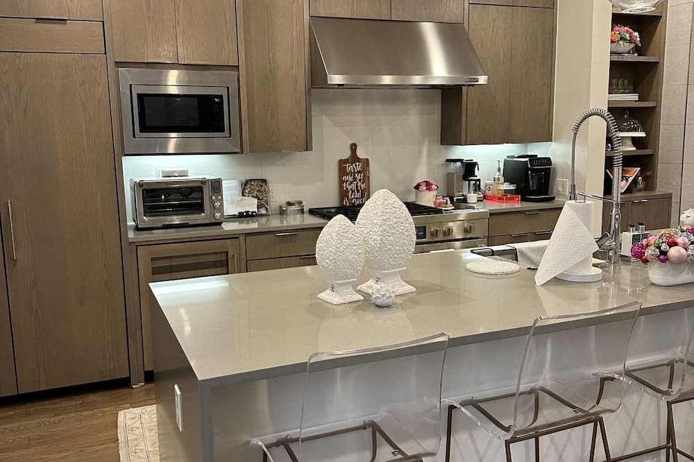 Park Cities House | Stunning Modern/Safe/Clean... 4 bed 4.5 bath 3700sq ft . Pool & game room.