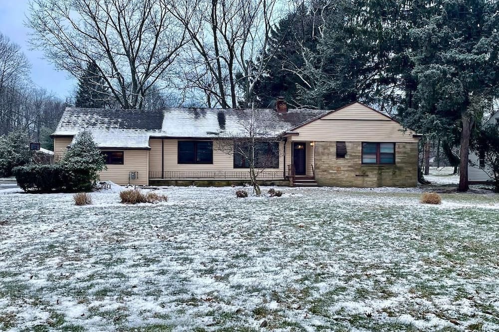 Cleveland House | Beautifully Renovated Ranch minutes from everything located in Mayfield Heights