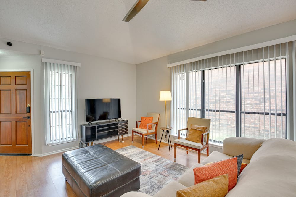 North Central Carrollton House | Pet-Friendly Carrollton Home w/ Fenced Backyard!