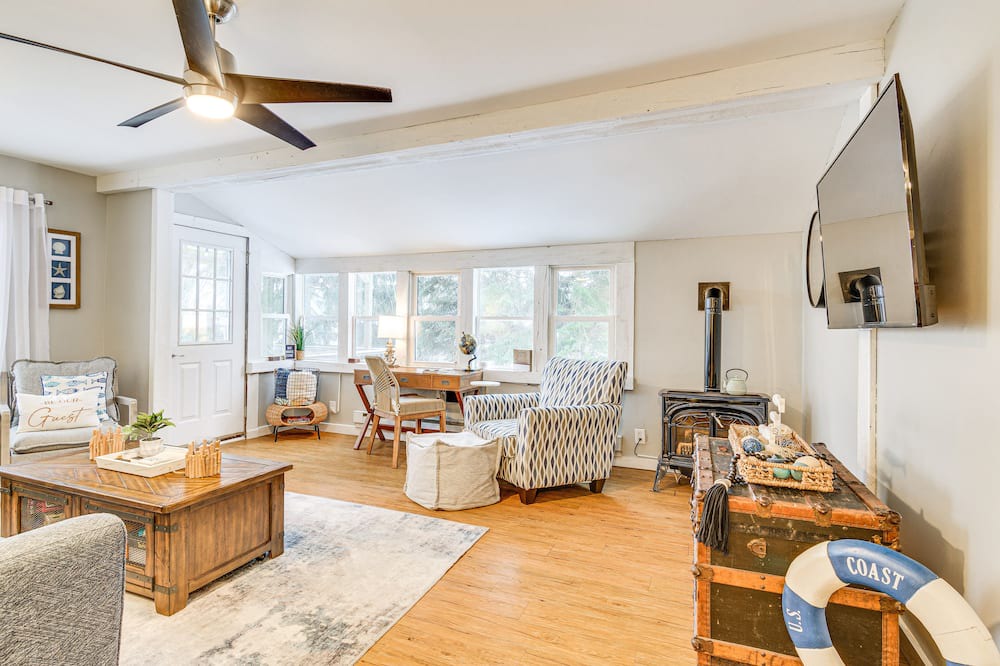 Wolcott Cottage | Cozy East Bay Cottage - Walk to Chimney Bluffs!