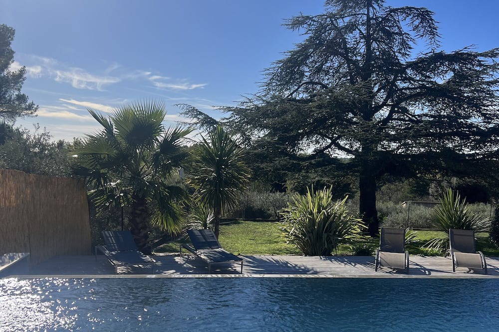 Saint-Chamas Villa | Typical villa in Provence on the top of the hill hidden in a beautiful forrest