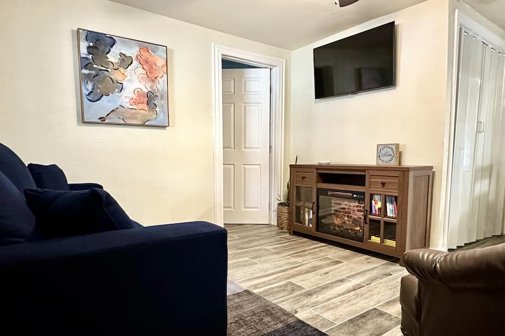 Raisin Cottage | Cozy Cottage Family friendly,1940’s remodeled cottage. Meets All accommodations.