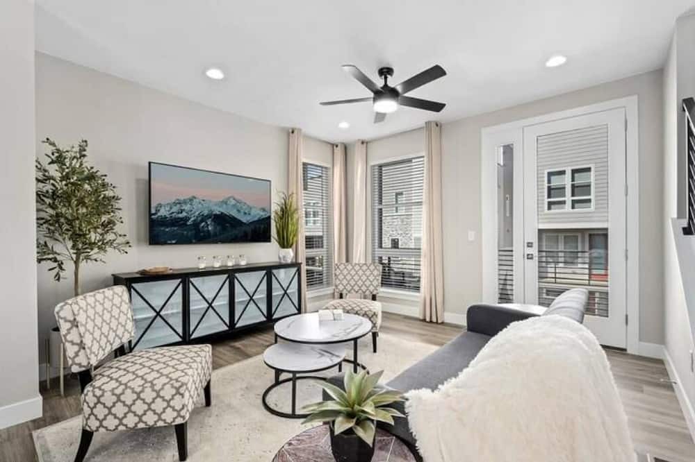 Aurora House | Tranquil Townhome 3 bedroom, rooftop deck & garage
