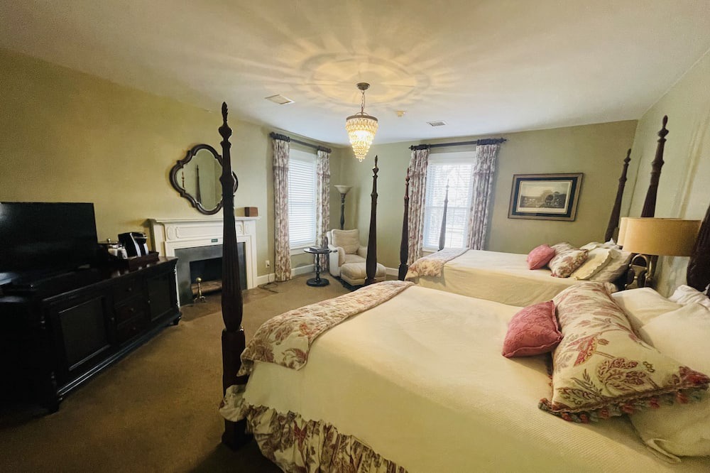 Clemmons Apartment | Steeplechase Room 2queen - Non- Smoking- No Pet
