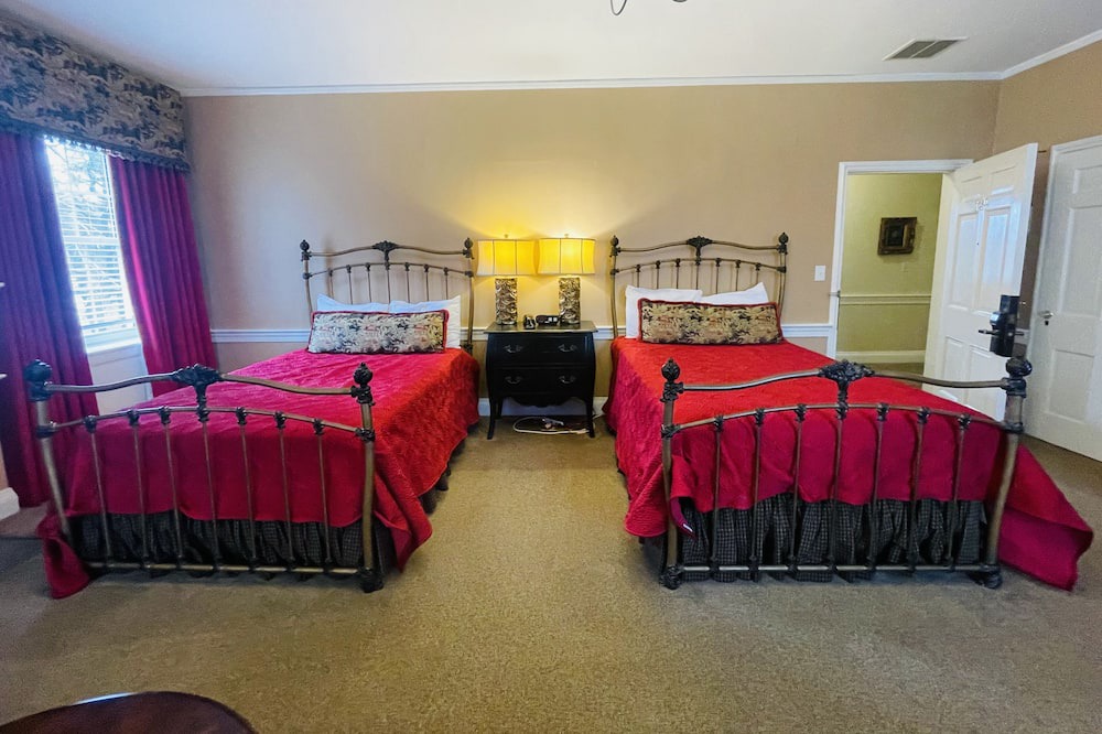 Clemmons Apartment | Walnut Room 2 double - Non- Smoking- No Pet