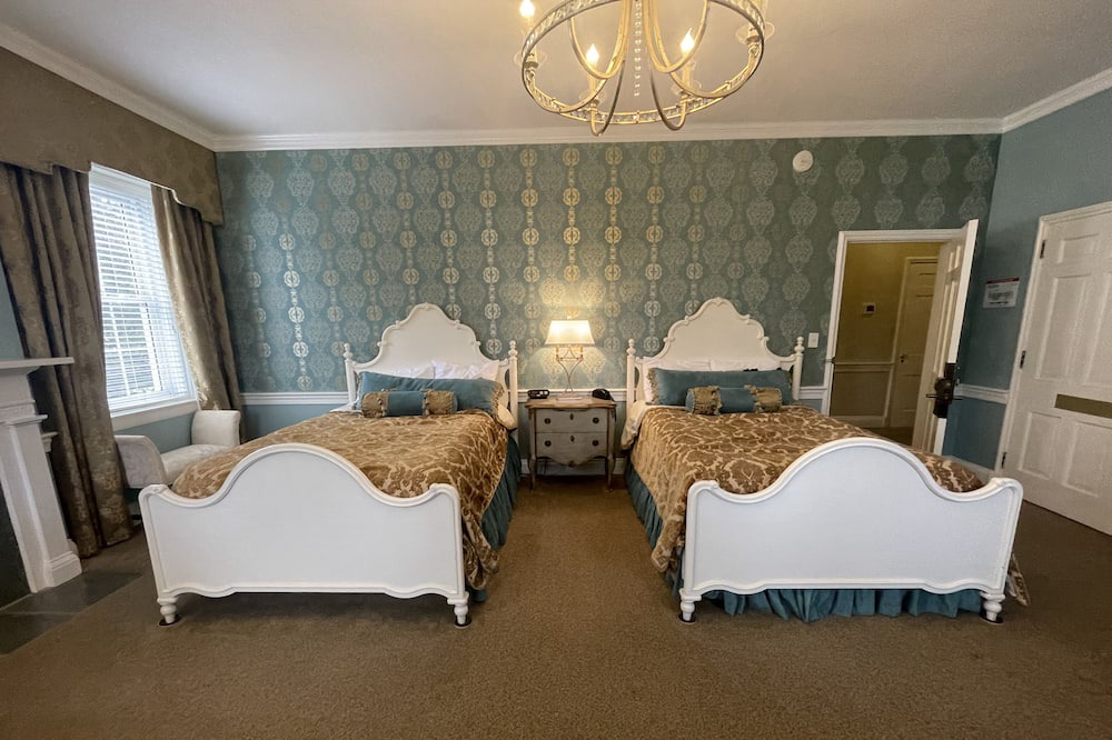 Clemmons Apartment | Reynolds Room 2 double - Non- Smoking- No Pet