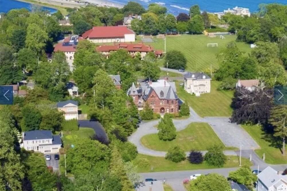 Top of the Hill House | Lovely 4 bdrm home- perfect location- walk to beach and town. Parking/EV Chrgpnt