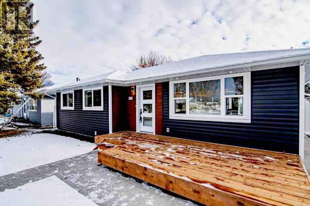 Red Deer House | Modern Retreat Close to Hospital/Clean/Htd Garage