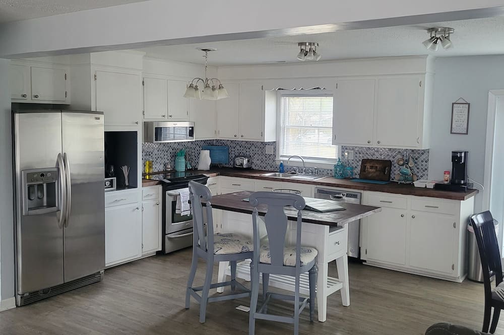 Goose Creek House | 2 Bedroom Retreat with Office and Gameroom