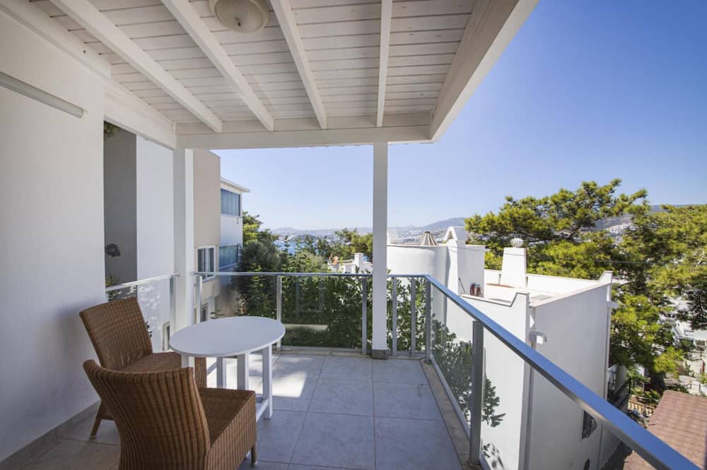 Bodrum City Center Villa | Enchanting House with Backyard in Bodrum