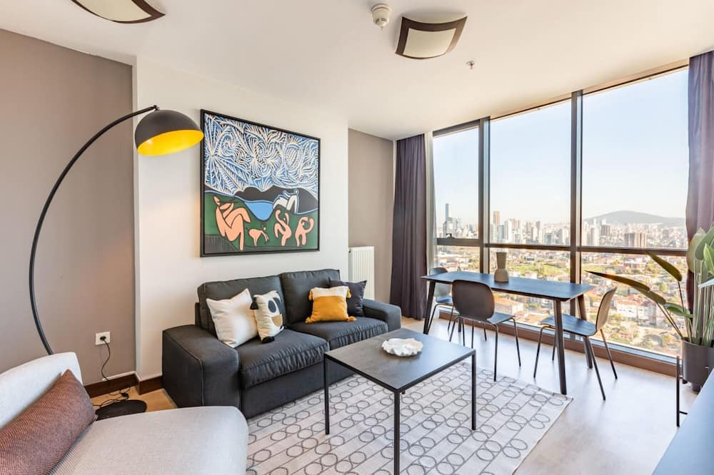 Atasehir Apartment | Charming Flat with Gorgeous City View in Atasehir