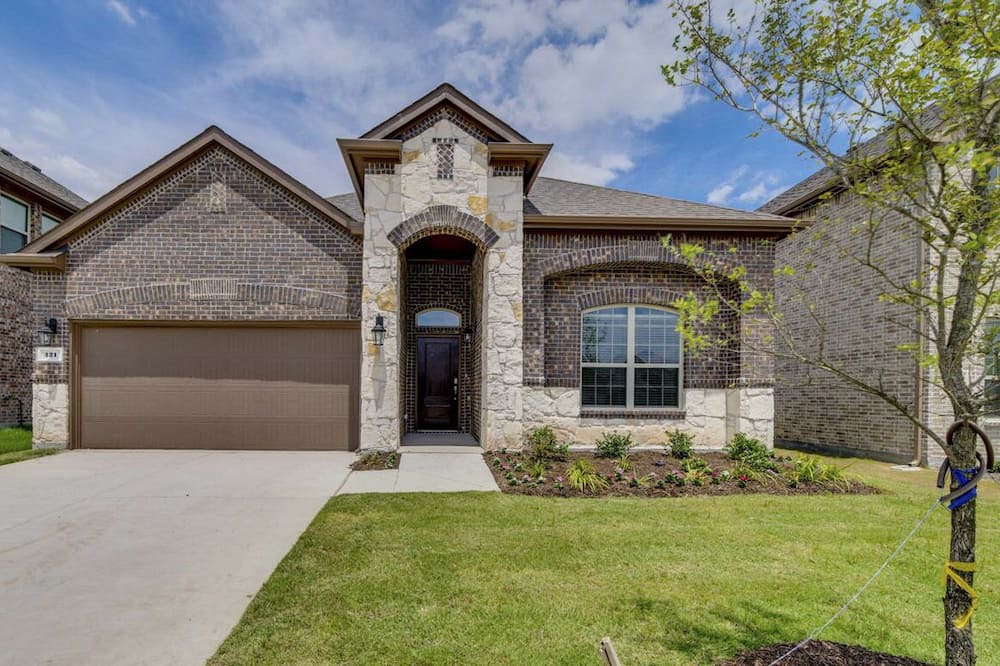 Aubrey House | New property nestled in a safe and cozy neighborhood in North Texas