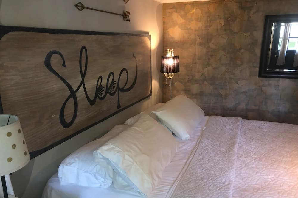 Winston - Salem Cottage | Cozy Courtyard Cottage~Downtown Winston Salem Pet Friendly ~ No Pet Fees