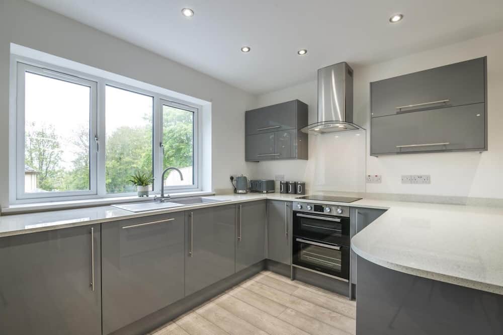 Pembroke Dock House | Martello View - 3 Bedroom Holiday Home - Llanreath