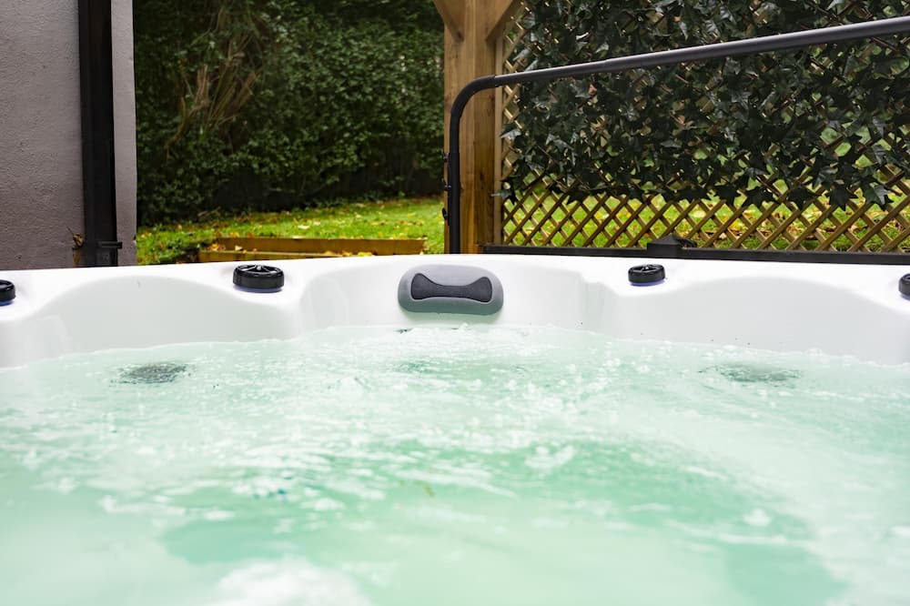 Headingley Apartment | The Headingley House Leeds - Hot Tub - Sleeps Up To 12 - EV Charging