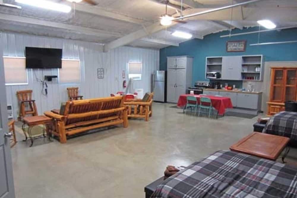 Hugo Cabin | Shady Oaks RV Resort 3 Bed Bunk House Cabin