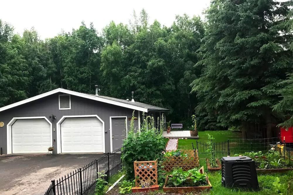 Fairbanks Apartment | Large, with breakfast and hot tub!