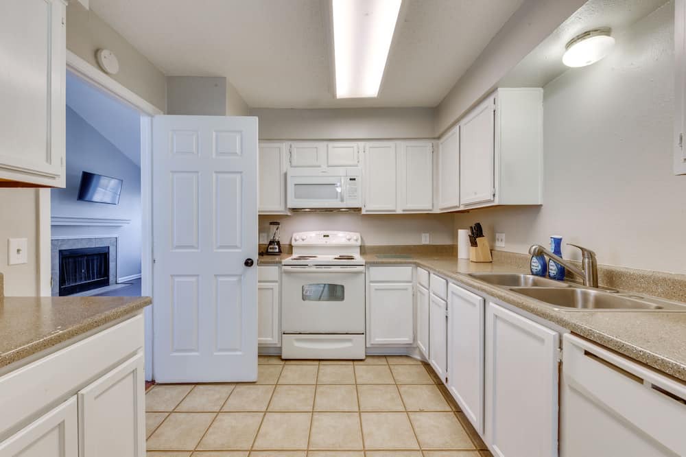 Mid City South Condo | Baton Rouge Condo w/ Pool & Balcony, Near Golfing!