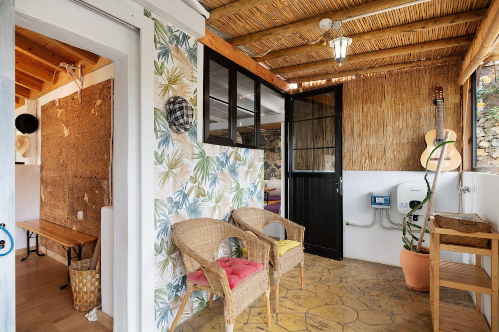 Tabayesco Apartment | Vacation Apartment 'Eco Casa Tierra' with Sea View, Private Pool and Wi-Fi