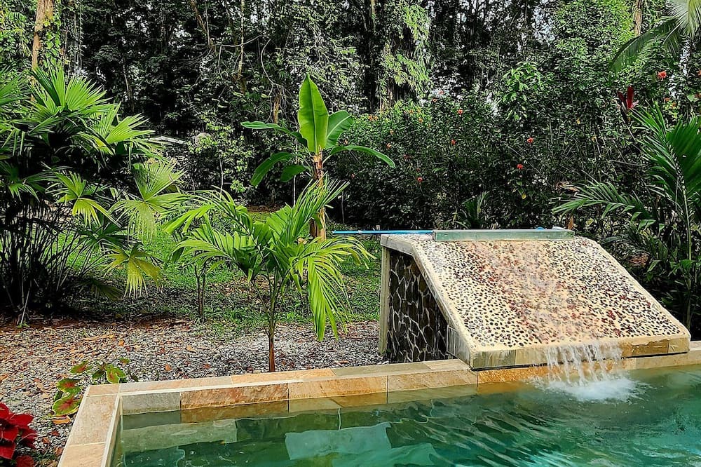 Puerto Viejo de Talamanca Cabin | Enjoy the sounds of nature in this tranquil home, only minutes to Puerto Viejo.