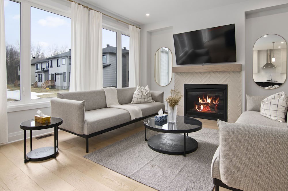 Ottawa Division Villa | Stylish Family Villa in Luxury Neighbourhood, Downtown - Airport - River.