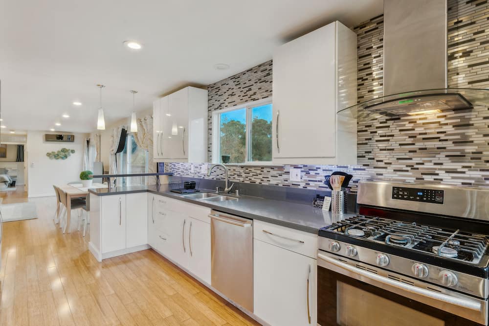 Sequoyah Apartment | Modern Luxury in Oakland Oasis: Spacious Modern