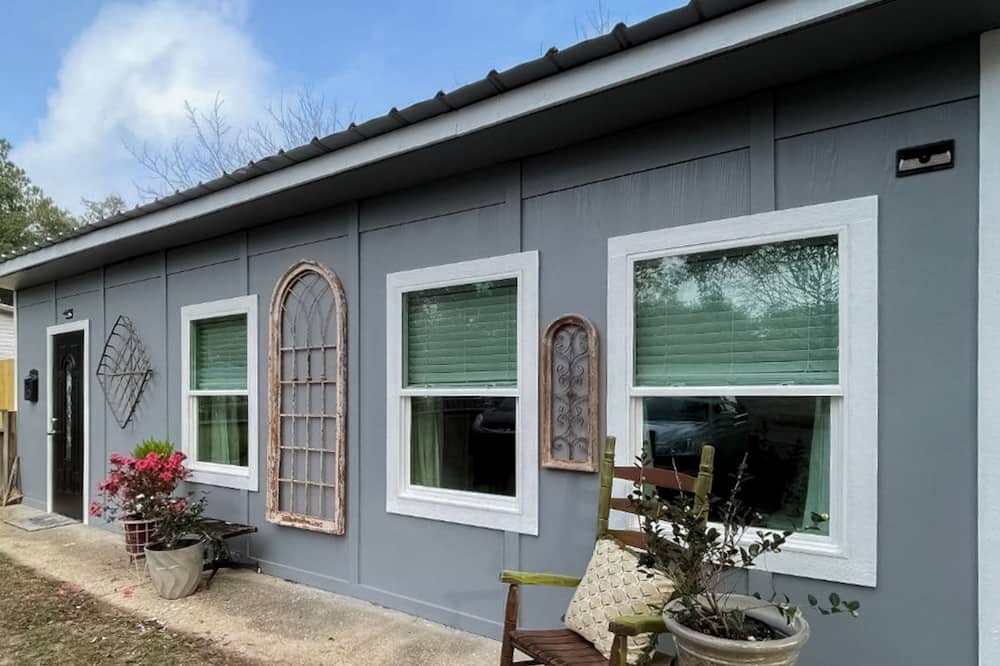 Navarre Cottage | Adorable, fully-equipped coastal cabana near beaches with outdoor grill terrace