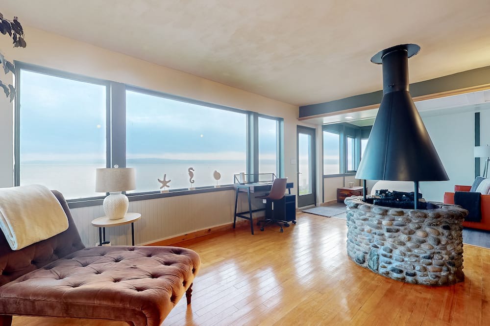 Vashon Island House | Enchanting & tranquil waterfront escape with patio, fire pit, & amazing views
