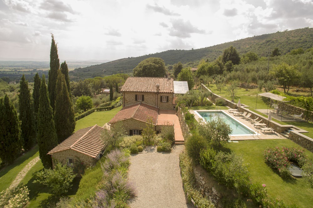 San Pietro a Cegliolo Villa | Beautiful private Tuscan villa with pool and views