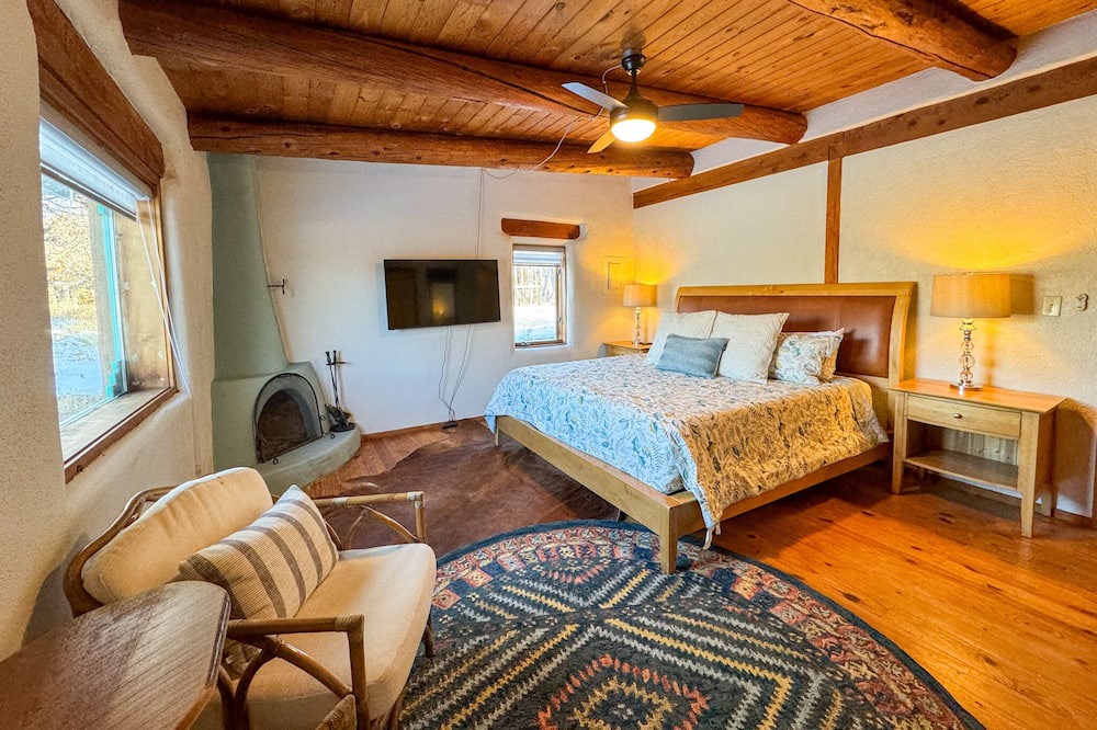 Taos House | Cozy South West Charm, Pet Friendly Home