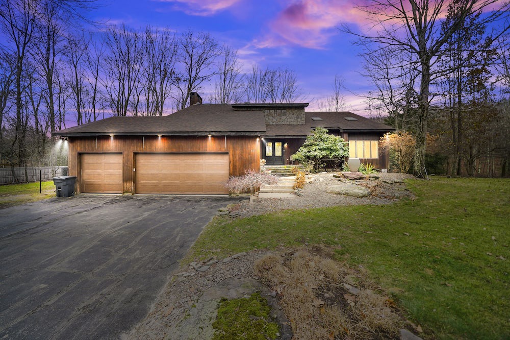South Fallsburg House | Strictly Kosher 5 Min Walk All Year Shul-Hot Tub, Enclosed Heated Pool+ Gameroom
