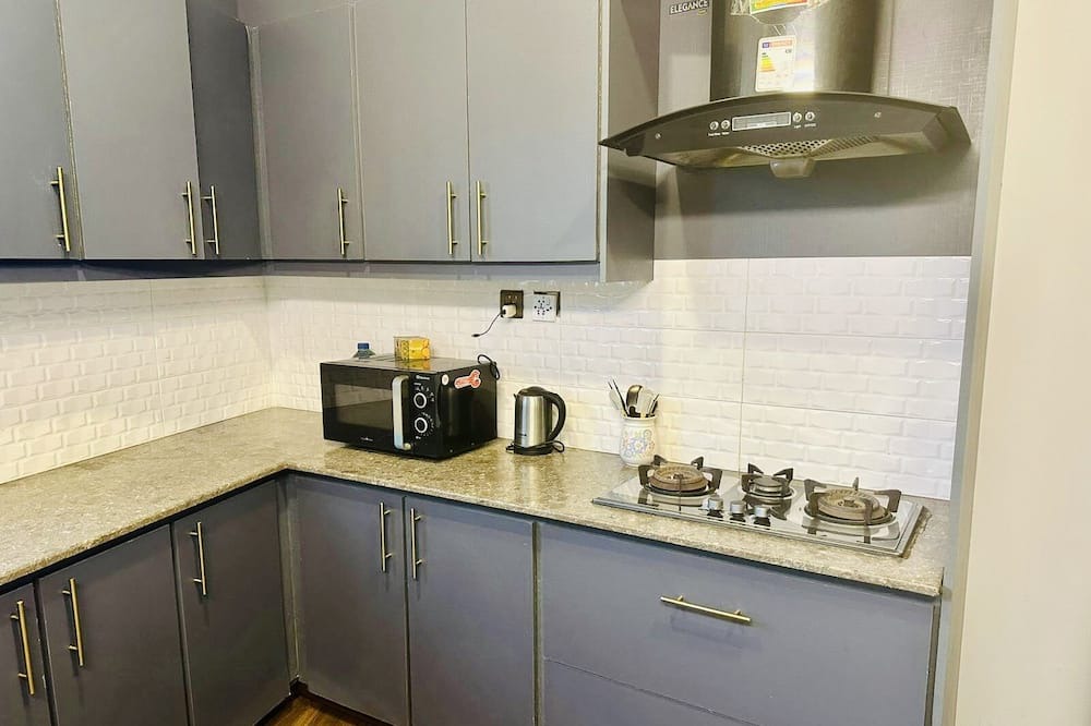 Saddar Town House | Modern Spacious Home in Clifton. Wealthy and safe area! — 5 min from Dolmen Mall