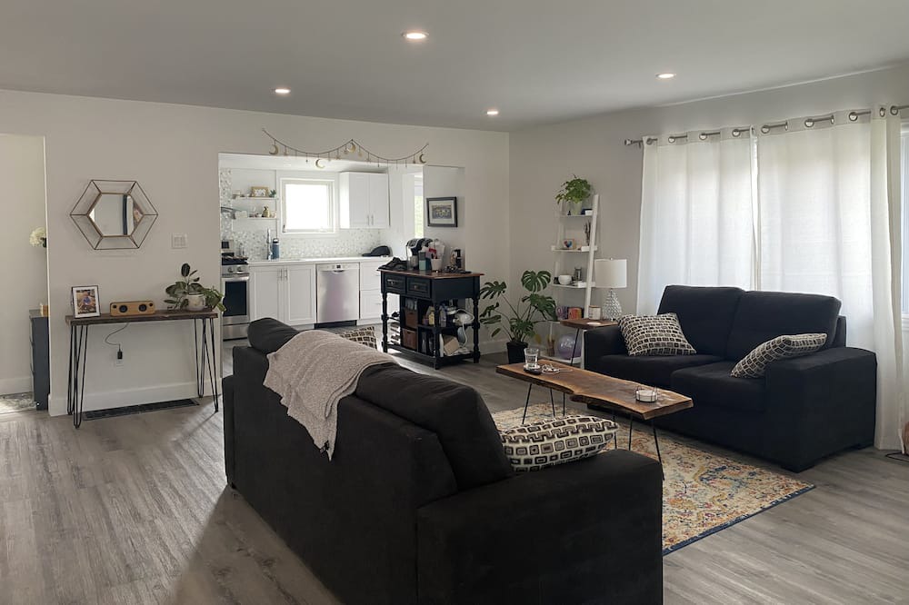 Port Stanley House | Lovely Lakehouse in Port Stanley. Enjoy lake views and 10min walk to the beach!