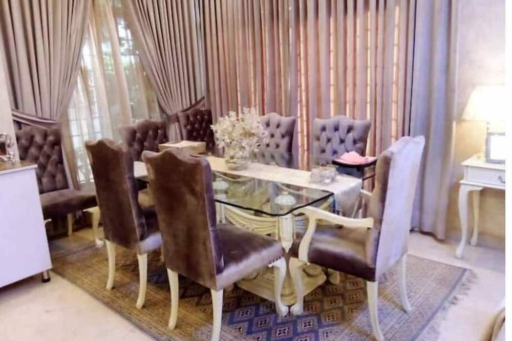 Islamabad House | 3 floor home in Islamabad with huge lawn, parking