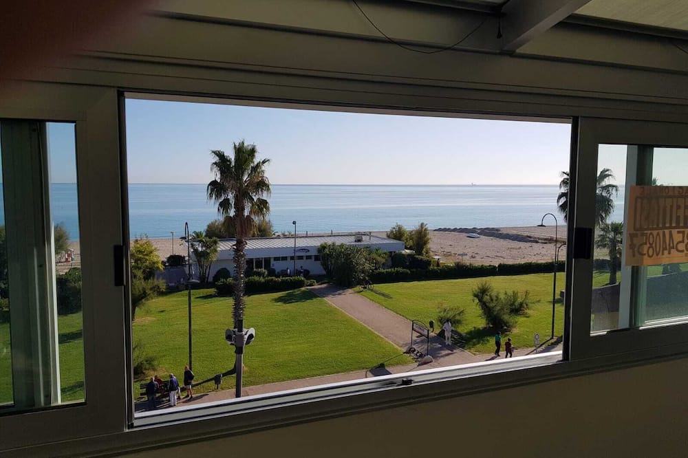 Porto Sant'Elpidio House | Holiday Home 'Porto Sant' Elpidio 1' with Sea View, Private Terrace and Air Conditioning