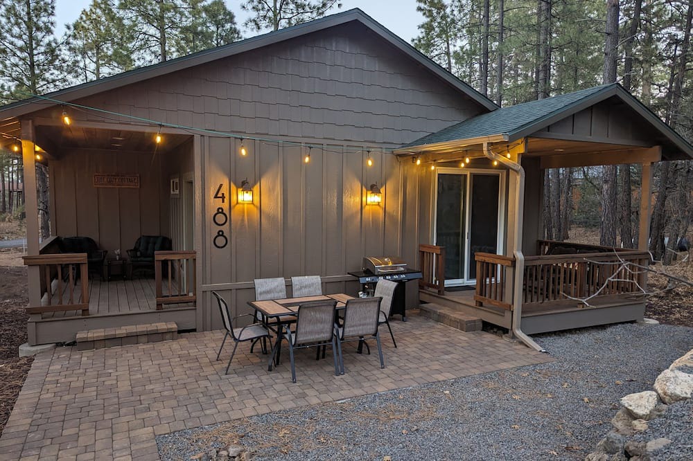 Pinetop-Lakeside Cottage | Cozy Cottage 2BD/2BA, 2 Covered Decks, Patio Dining Area, Newly Built, Pets OK