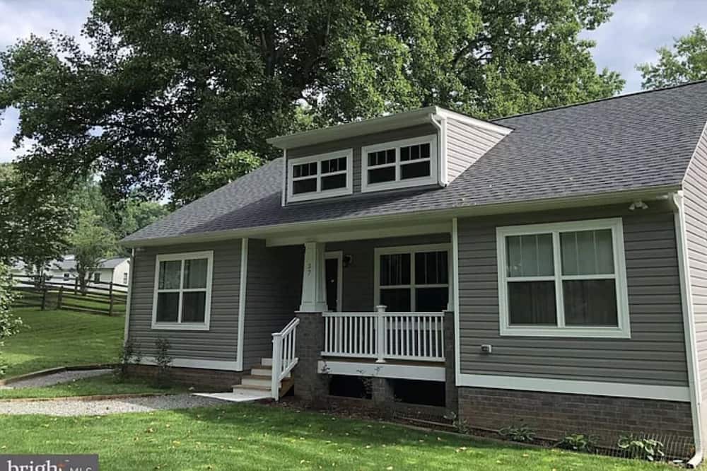 Stafford House | Cozy Home in quiet neighborhood. Dog friendly, with fenced backyard.