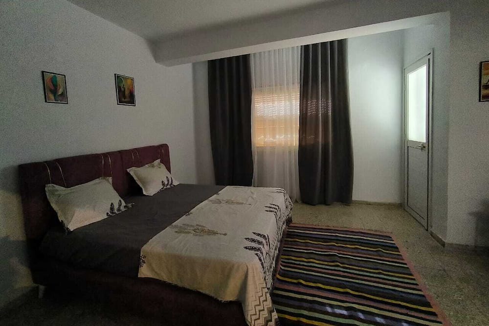 Pic ville Apartment | Charming 3-bedroom Apartment in Cité Habib, Sfax, Tunisia With TV and AC 🌿