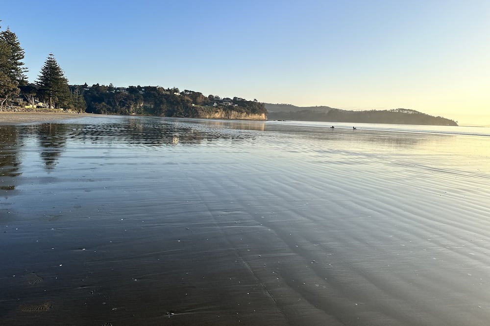 Orewa Apartment | Beachcomber Orewa 200m from Bars and Restaurants across the road from the beach