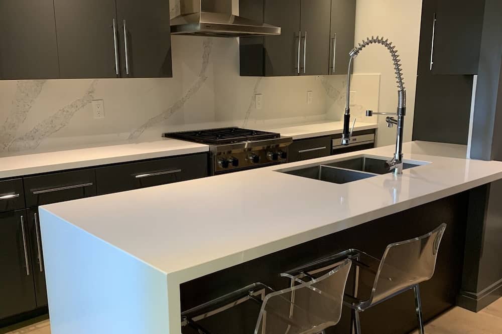 Makati House | Newly remodeled home furnished with gorgeous appliances and hard wood floor.